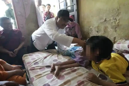 Mensos Saifullah Yusuf saat mengunjungi sebuah keluarga di Surabaya dengan empat anak penyandang disabilitas yang tidak lagi menerima bantuan Program Keluarga Harapan (PKH).