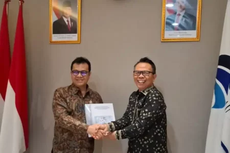 Ketua Komite Tanggung Jawab Perusahaan Platform Digital untuk Jurnalisme Berkualitas (KTP2JB), Dr Suprapto Sastro Atmojo (kanan) menyerahkan dokumen Panduan Pelaksanaan Fungsi Pengawasan Pemenuhan Kewajiban Perusahaan Platform Digital untuk Jurnalisme berkualitas kepada Wakil Menteri Komunikasi dan Digital Nezar Patria dalam pertemuan di Kantor Kementerian Komunikasi dan Digital (Komdigi) di Jakarta