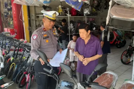 Sosialisasi surat himbauan kepada para penjual sepeda listrik di wilayah hukum Polres Kotabaru.