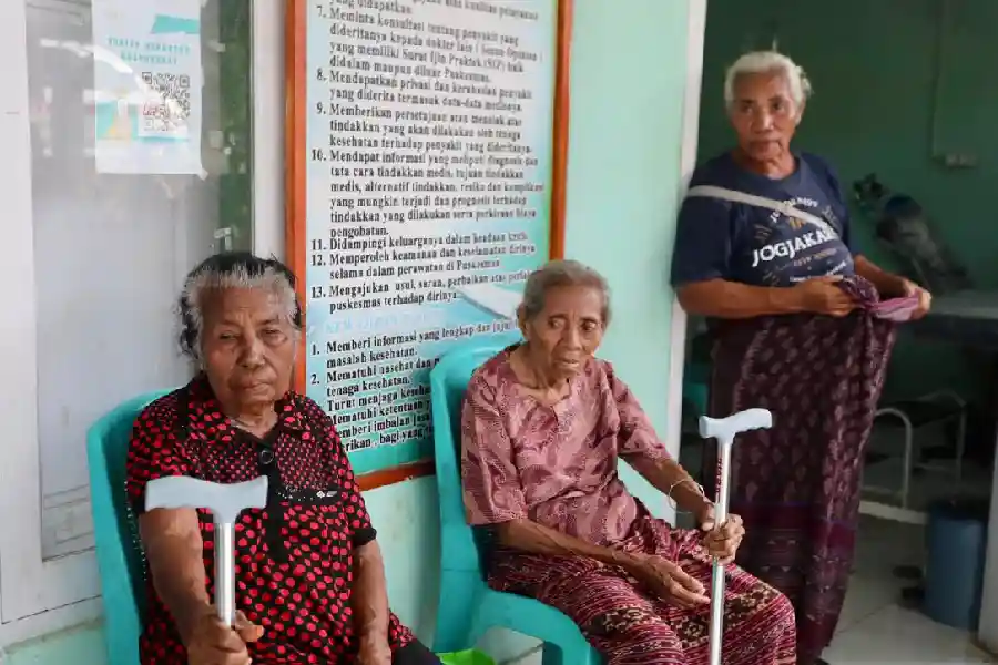 Kemensos Dirikan Posko Khusus di Flores Timur untuk Tangani Kelompok Rentan Erupsi Gunung Lewotobi Kelompok lansia yang butuh perawatan dan rujukan yang intens