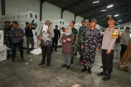 PJs Wali Kota Surabaya Tinjau Gudang Logistik Pilkada 2024 Bersama Forkopimda dan KPU PJs Wali Kota Surabaya Restu Novi Widiani bersama jajaran perangkat daerah, Forkopimda Kota Surabaya, dan Ketua KPU Surabaya saat meninjau gudang pendistribusian logistik surat dan kotak suara Pilkada Surabaya 2024