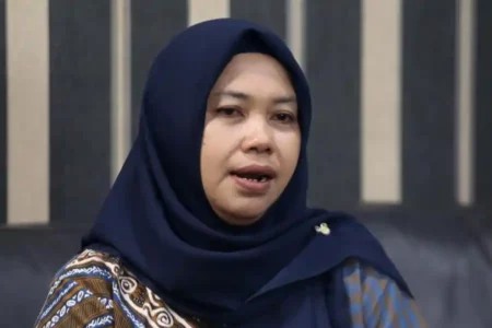 Lurah Baratajaya Entik Lindasari