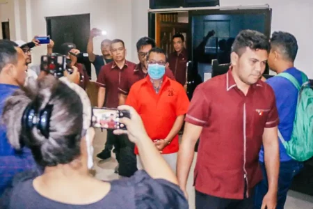 IU alias Is, mantan Plt Kepala Dinas Kesehatan Kabupaten Buru 2021 - 2022, mengenakan baju tahanan setelah ditetapkan sebagai tersangka kasus dugaan korupsi pengadaan alat kesehatan