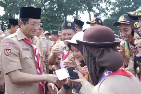 Menteri Agama RI Nasaruddin Umar saat berdialog dengan peserta Kemah Pramuka Madrasah Nasional (KPMN) 2024 di Cibubur, Jakarta Timur.