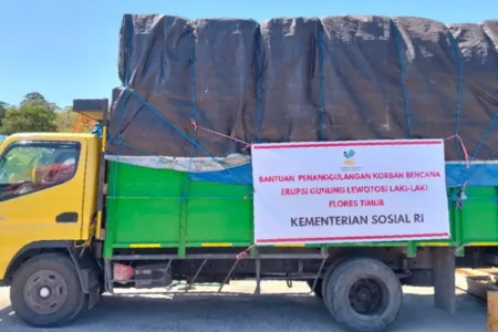 Distribusi bantuan darurat untuk korban letusan Gunung Lewotobi Laki-laki di Flores Timur