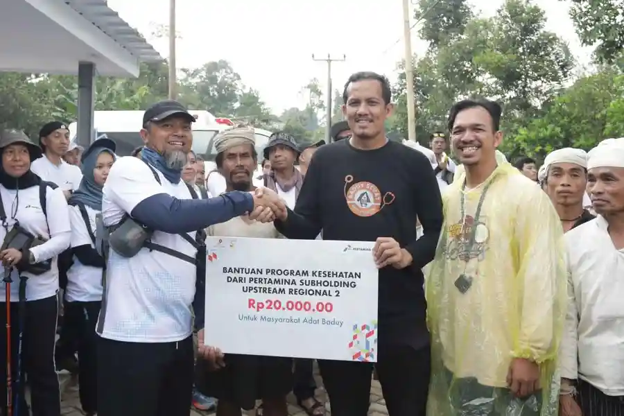 Pertamina Regional Jawa Bantu Kesehatan Masyarakat Adat Baduy dengan Donasi Kesehatan Penyerahan bantuan dari Pertamina Subholding Upstream Regional Jawa sebesar Rp 20 juta diterima oleh Muhammad Arif Kirdiat, SH., Koordinator Harian Sahabat Relawan Indonesia (SRI).