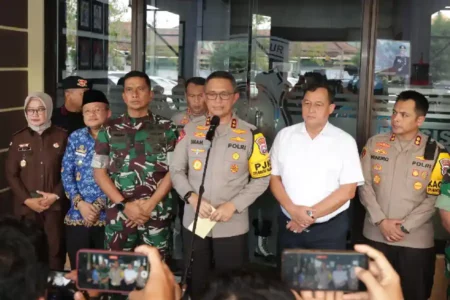 Kapolda Jatim Irjen Pol Drs Imam Sugianto.M.Si saat memberikan keterangan di depan awak media