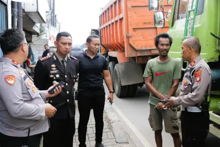 Jajaran Polres Metro Tangerang Kota di salah satu pos pantau gabungan untuk mengawasi jam operasional truk tanah yang melintasi wilayah Kota dan Kabupaten Tangerang, Banten.