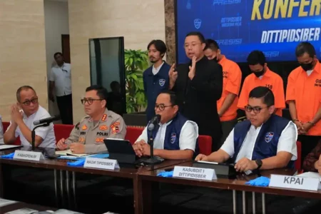 Konferensi pers kasus penyebaran konten pornografi anak di internet yang dihadiri Kasubdit I Dittipidsiber Bareskrim Polri beserta Penyidik, Komisioner KPAI, Kementerian PPPA, dan Kepala UPT Pusat PPA DKI Jakarta.