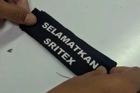 Lencana hitam yang dikenakan di lengan karyawan Sritex (foto: instagram @sritexindonesia)