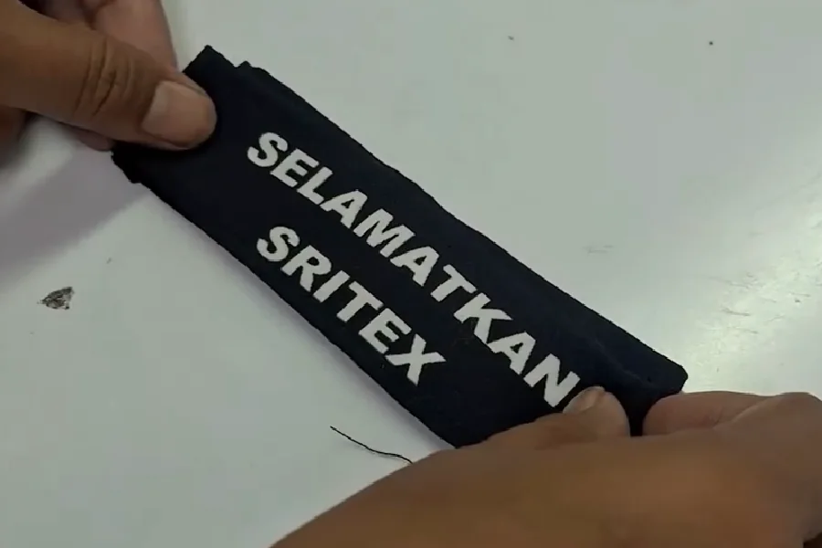 Komis VI DPR RI Ingatkan Upaya BUMN Selamatkan Sritex Harus Realistis dan Akuntabel Lencana hitam yang dikenakan di lengan karyawan Sritex (foto: instagram @sritexindonesia)