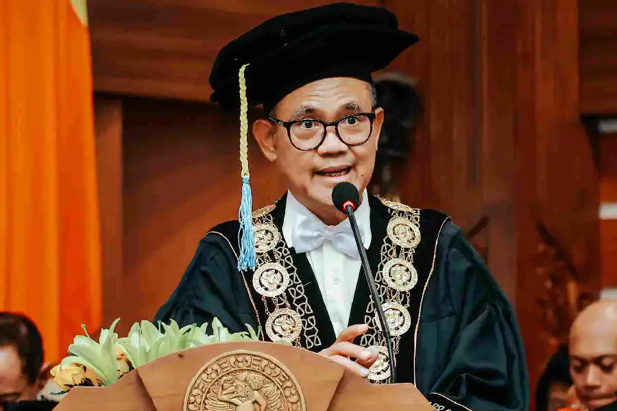 Ketua Senat Akademik UNAIR Dorong Pengembangan Berkelanjutan di Sidang Dies Natalis ke-70