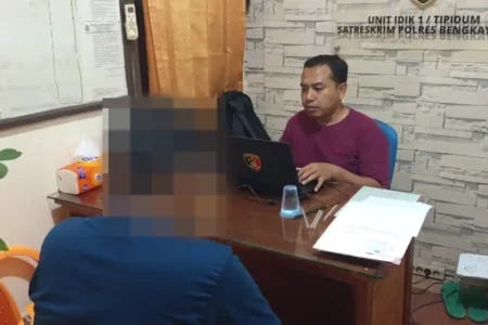Petugas Satuan Reserse Kriminal Polres Bengkayang Polda Kalbar saat memeriksa pelaku kasus dugaan TPPO dan pelanggaran perlindungan PMI