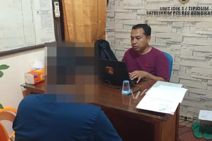 Polres Bengkayang Ungkap Kasus Perdagangan Orang, Selamatkan Empat Korban Petugas Satuan Reserse Kriminal Polres Bengkayang Polda Kalbar saat memeriksa pelaku kasus dugaan TPPO dan pelanggaran perlindungan PMI