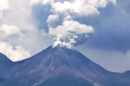 Erupsi Gunung Api Lewotobi Laki-laki di Flores Timur, Nusa Tenggara Barat (NTT) pada Minggu (24/11/2024) (foto: Dok Infopublik)