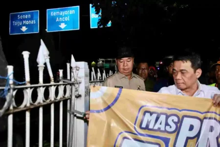 Masuki Masa Tenang Pilkada 2024, Pj. Gubernur Teguh Pastikan Jakarta Bersih dari APK Pj. Gubernur DKI Teguh Setyabudi meninjau proses penurunan APK