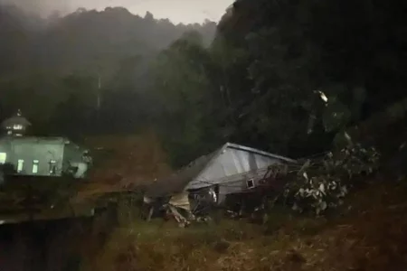 Bencana tanah longsor di Desa Semangat Gunung, Kecamatan Merdeka, Kabupaten Karo (foto: Dok Humas Polri)