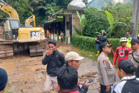 Proses evakuasi korban bencana alam tanah longsor yang terjadi di Desa Semangat Gunung, Kecamatan Merdeka (foto: Dok Humas Polri)