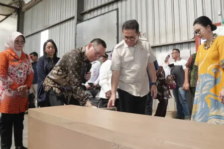 Mendag Budi Santoso saat melepas ekspor produk furnitur senilai 70 Ribu Dollar AS