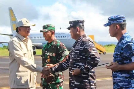 Menteri Pertahanan RI Sjafrie Sjamsoeddin saat kunjungan kerja ke Morotai, Maluku Utara (foto: Dok Humas Kemhan RI)
