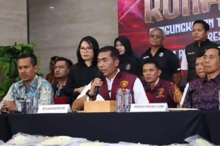 Kabareskrim Polri Komjen Pol Wahyu Widada saat memberikan penjelasan dalam konferensi pers