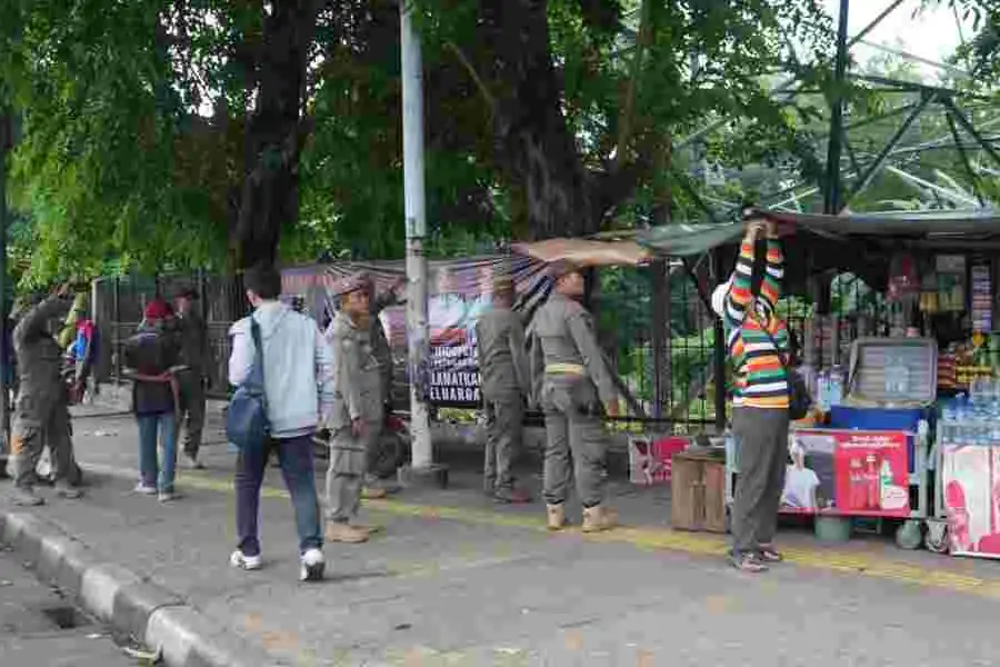 45 Personel Gabungan Tertibkan Trotoar di Kecamatan Makasar Jakarta Timur