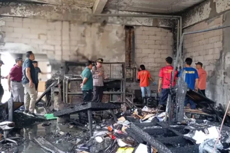Petugas Polsek Kedungwaru, Polres Tulungagung saat mendatangi TKP Kebakaran yang terjadi di Kampus UIN Satu Tulungagung.