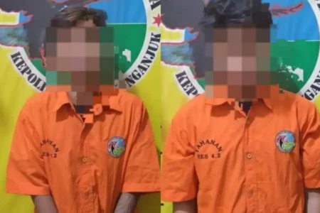 Polres Nganjuk Bongkar Jaringan Pil LL, Dua Tersangka dan Barang Bukti Diamankan Dua tersangka yang diamankan Polres Nganjuk (foto: Dok Humas)