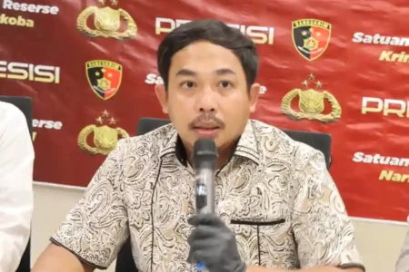 Kasat Reskrim Polres Metro Jakarta Barat Andri Kurniawan saat menjelaskan fakta terkait kasus pasutri yang tewas di Cengkareng