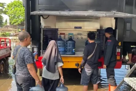 Dapur umum di titik pengungsian banjir bandang di Sukabumi