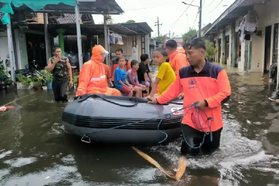 Banjir Landa Mojokerto-Jombang, BPBD Jatim Bergerak Cepat Evakuasi dan Kirim Bantuan