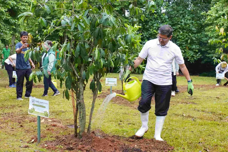 Wali Kota Jakarta Selatan Dampingi Sekda DKI Tanam Pohon dan Tebar Benih di Ragunan