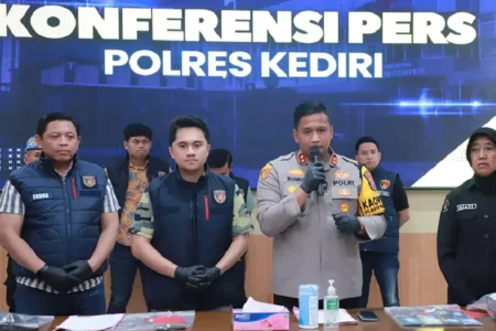 Tersinggung Tak Dipinjami Uang, Pria Bunuh Kakak Kandung dan Keluarganya di Kediri Kapolres Kediri AKBP Bimo Ariyanto saat mengungkap kasus pembunuhan di Kediri