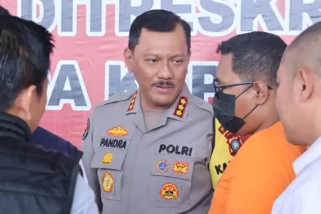 Kabidhumas Polda Kepri Kombes. Pol. Zahwani Pandra Arsyad saat berbicara dengan tersangka kasus prostitusi online yang melibatkan anak di bawah umur (foto: Dok Humas Polri)