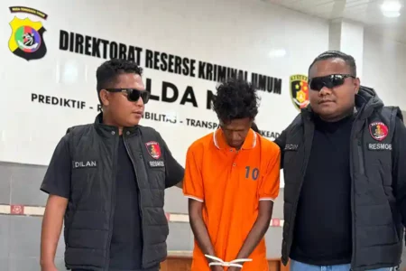 Polda NTT Bongkar Kasus Perdagangan Orang, Tersangka Sempat Janjikan Pekerjaan di Kupang Tersangka, AS, yang kini telah ditahan atas dugaan merekrut dan mempekerjakan korban dengan iming-iming gaji dan pekerjaan