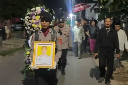 Jenazah Bripka Miftahu Rochman saat diantarkan ke peristirahatan terakhir (foto: Dpk Humas Polri)