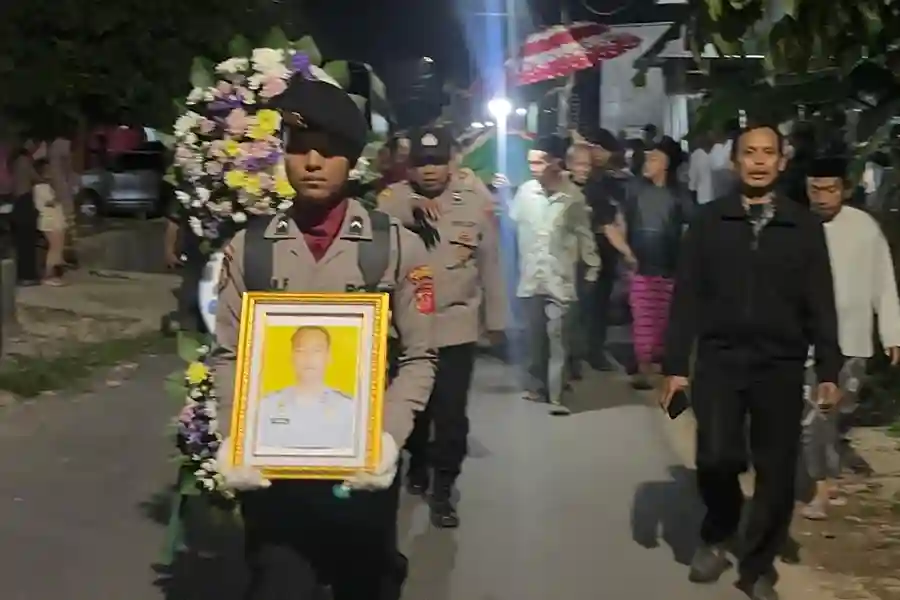 Anggota Polri Gugur Saat Evakuasi Korban Bencana Alam di Sukabumi Jenazah Bripka Miftahu Rochman saat diantarkan ke peristirahatan terakhir (foto: Dpk Humas Polri)