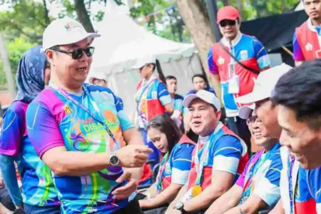 Pj. Gubernur DKI Jakarta Teguh Setyabudi saat menyapa peserta Hari Disabilitas Internasional 2024 di Taman Mini Indonesia Indah, Jakarta