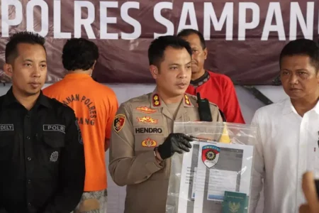 Kapolres Sampang Berikan Tiket Pesawat Gratis kepada 3 Korban TPPO untuk Pulang ke NTB Kapolres Sampang AKBP Hendro Sukmono saat memberikan penjelasan di depan awak media
