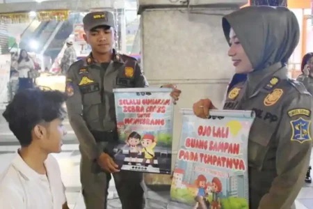 Tim Sosialisasi Satpol PP sedang Perda kepada masyarakat.