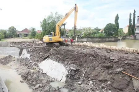 Untuk mengatasi banjir, Pemkot Surabaya akan membangun rumah pompa, bozem, pelebaran saluran, hingga konektivitas saluran di perkampungan.