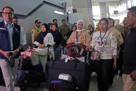 Beberapa WNI keluar terminal setelah tiba dari Suriah di Terminal 3 Bandara Soekarno-Hatta (foto: Dok InfoPublik)