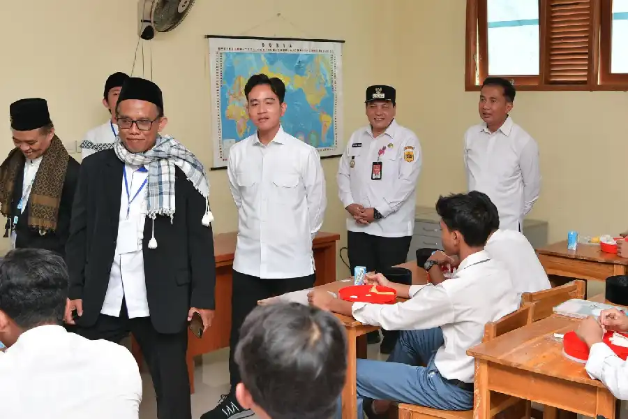 Wapres Gibran Tinjau Program Makan Bergizi di Pesantren Modern MBS Ki Bagus Hadikusumo