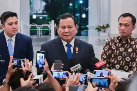 Presiden RI Prabowo Subianto saat menyampaikan keterangan persnya kepada awak media di Istana Merdeka, Jakarta (foto: BPMI Setpres)