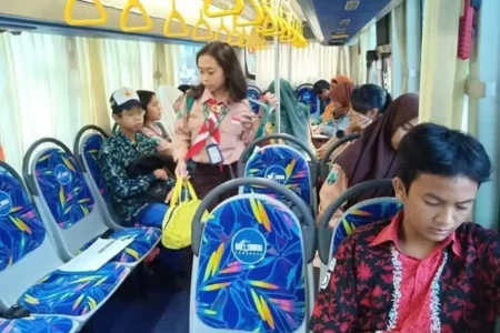 Layanan transportasi bus sekolah ramah anak di Surabaya