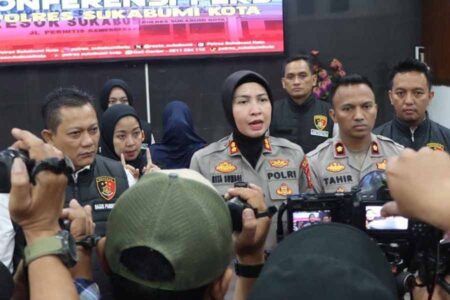 Kapolres Sukabumi Kota AKBP Rita Suwadi saat menyampaikan keterangan di depan awak media (foto: Dok Humas Polri)