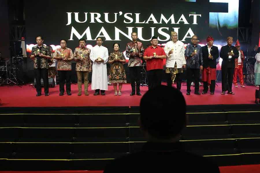 Ribuan Jemaat Kristiani Rayakan Natal di Balai Kota Surabaya