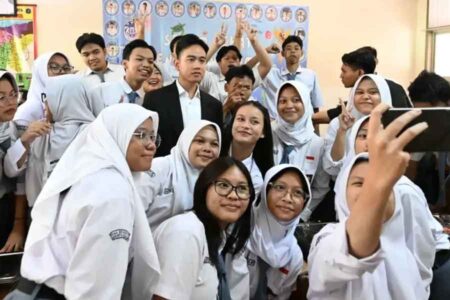Wapres Gibran Rakabuming Raka berfoto bareng siswa SMA Negeri 60 Jakarta
