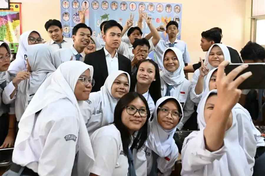 Wapres Gibran Tinjau Program Makan Bergizi Gratis di SMA Negeri 60 Jakarta Wapres Gibran Rakabuming Raka berfoto bareng siswa SMA Negeri 60 Jakarta