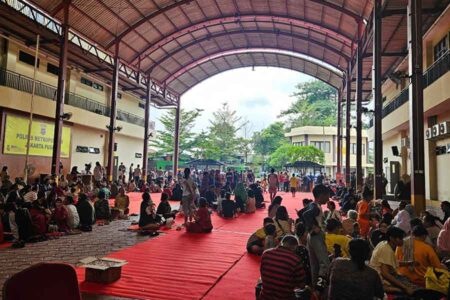 Warga terdampak kebakaran di Kebon Kosong, Jakarta Pusat, diungsikan di posko bencana Polres Metro Jakarta Pusat. (foto: Dok Humas Polri)
